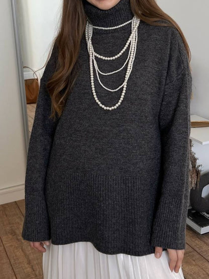 Rollkragenpullover mit seitlichem Schlitz und überschnittener Schulter