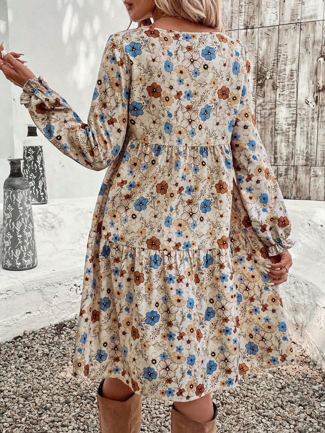 Gestuftes, florales Kleid mit Rundhalsausschnitt und langen Ärmeln
