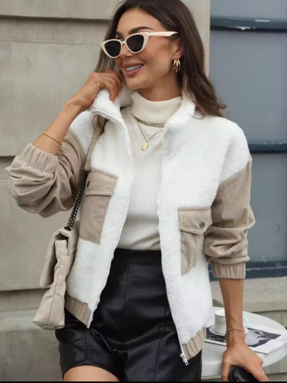 Langärmlige Jacke mit kontrastierendem Reißverschluss