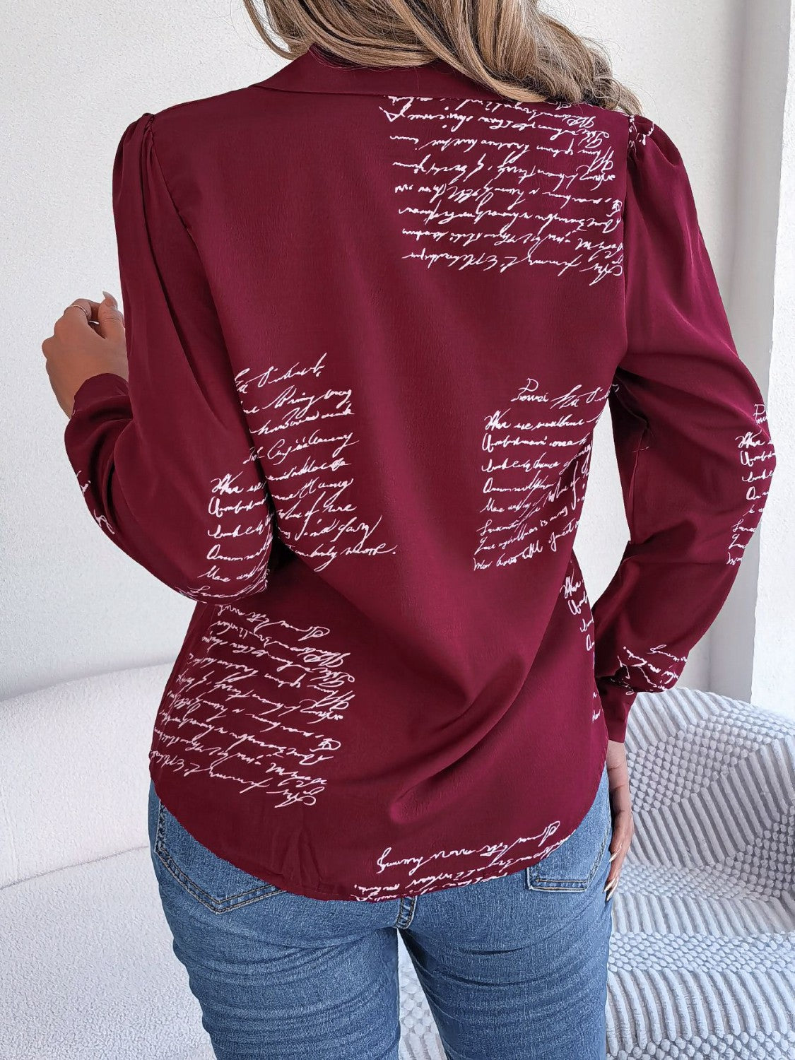 Langärmlige Bluse mit Buchstaben-Print und Knopfleiste