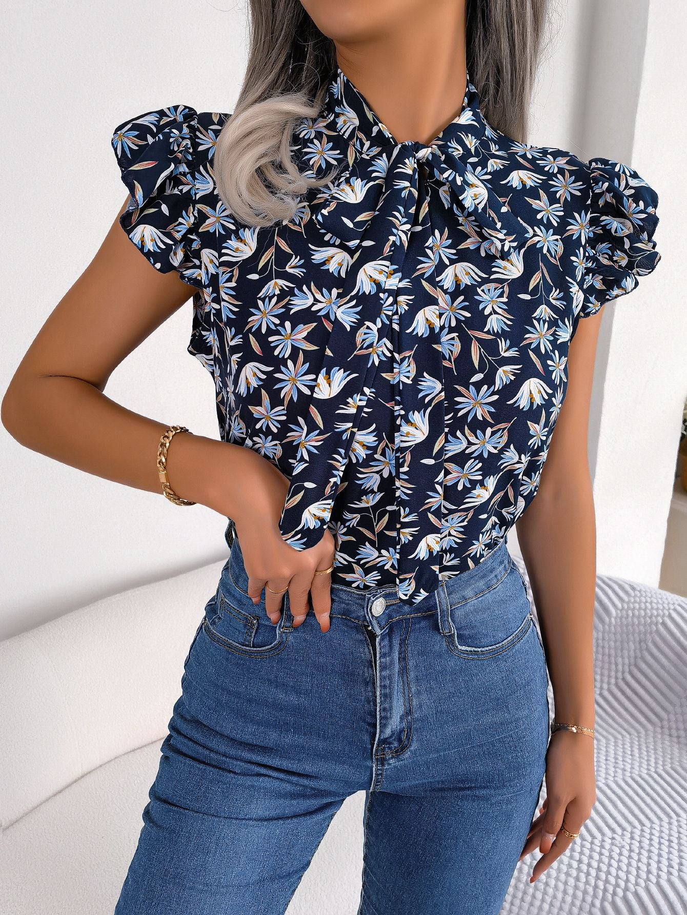 Blusa con mangas abullonadas y cuello con lazo floral