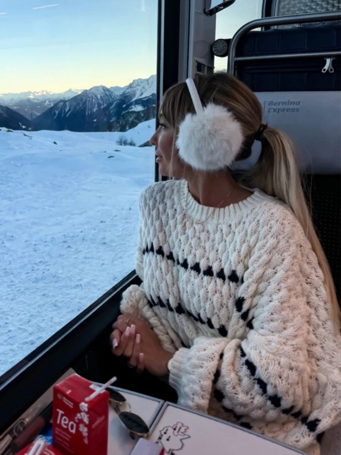 Pullover mit Rundhalsausschnitt und langen Ärmeln in Kontrastfarbe