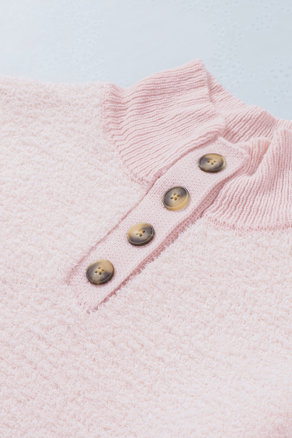 Langärmliger Pullover mit Stehkragen und Knopfdetail