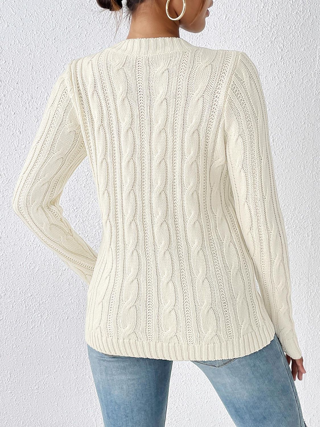 Pullover mit Rundhalsausschnitt und langen Ärmeln und Zopfmuster