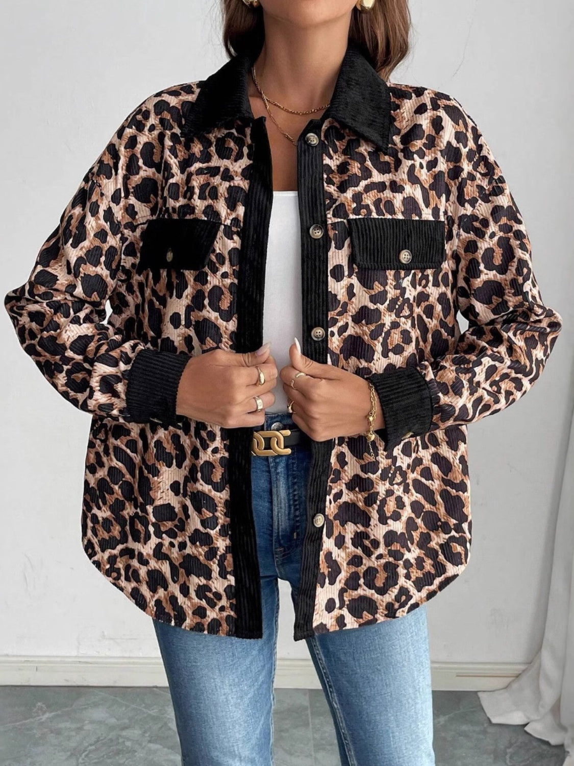 Hemdjacke mit Leopardenmuster und Kragen und Knopfleiste