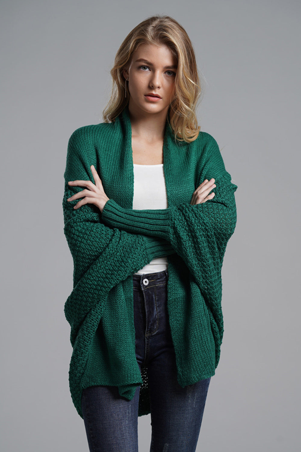Strickjacke mit offenen Fledermausärmeln vorne
