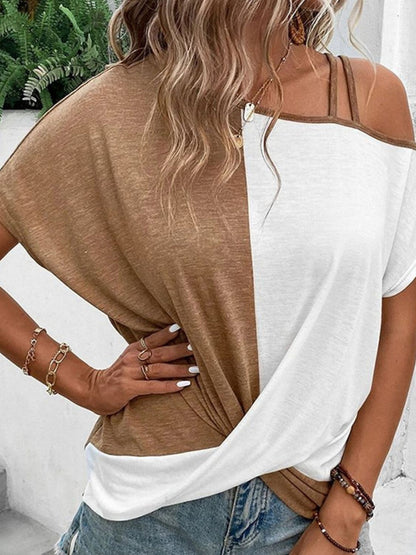 T-Shirt mit kontrastierendem, asymmetrischem Ausschnitt und kurzen Ärmeln