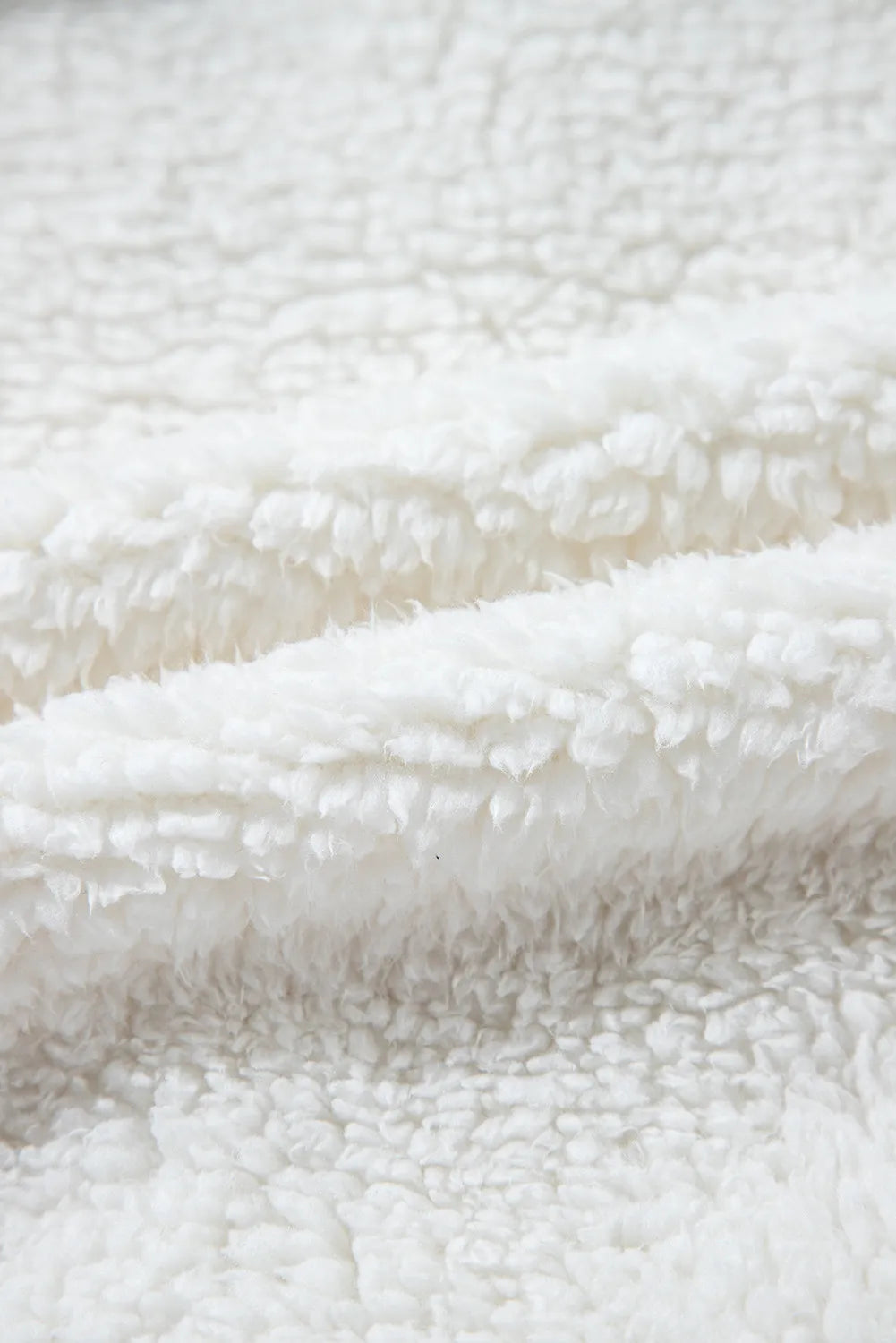Flauschige Jacke mit einem Knopf und langen Ärmeln