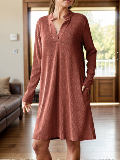 Minikleid mit langen Ärmeln und Einkerbungen und Taschen