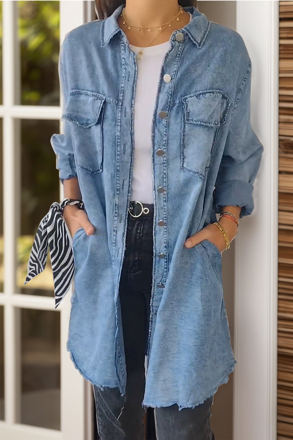 Jeansjacke mit langen Ärmeln und Taschen in voller Größe und Knopfleiste