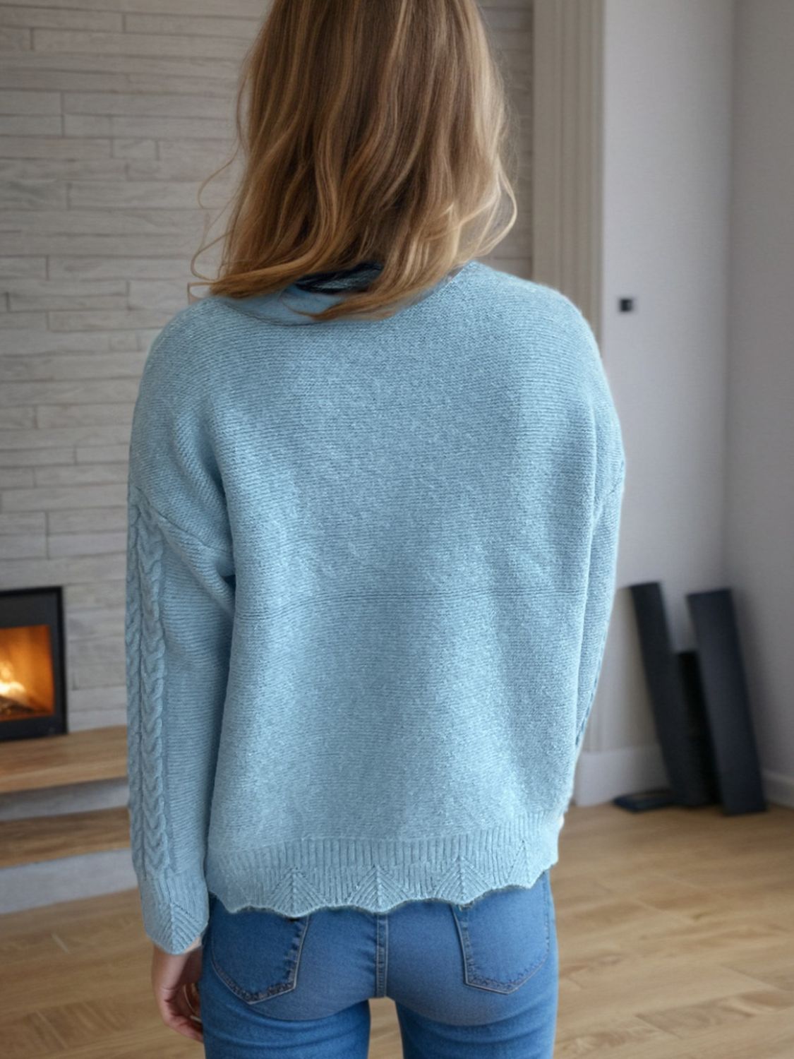 Pullover mit Zopfmuster und Stehkragen sowie überschnittenen Schultern