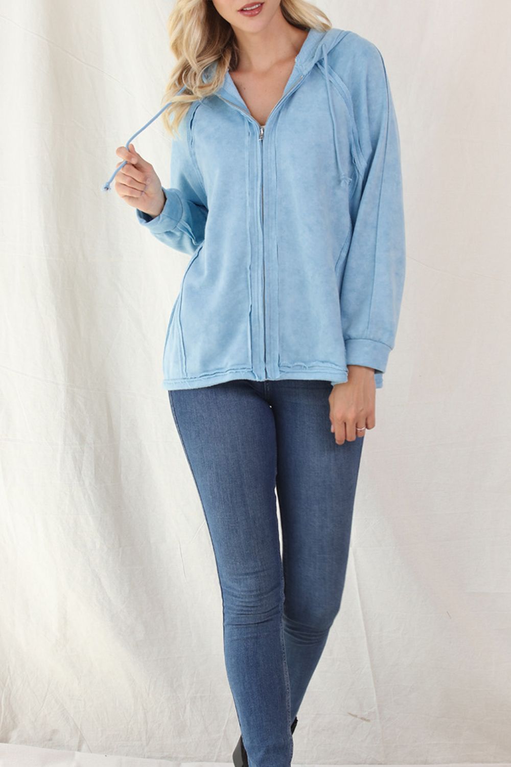 Kapuzenpullover mit Reißverschluss und Kordelzug und sichtbaren Nähten