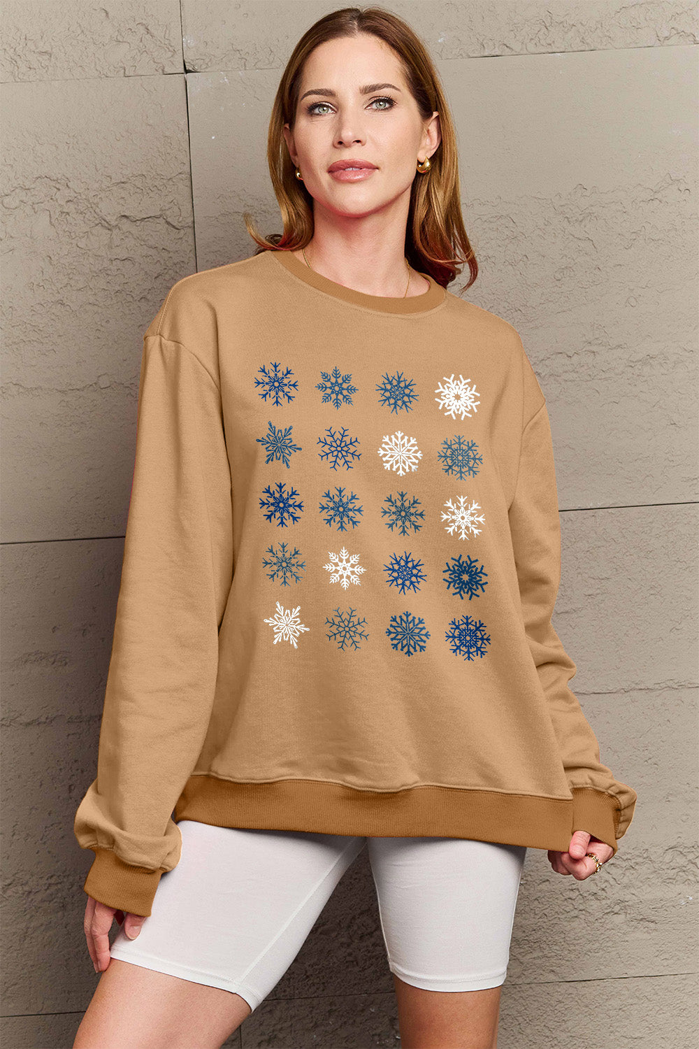 Simply Love – Sweatshirt mit Rundhalsausschnitt und Schneeflocken in voller Größe