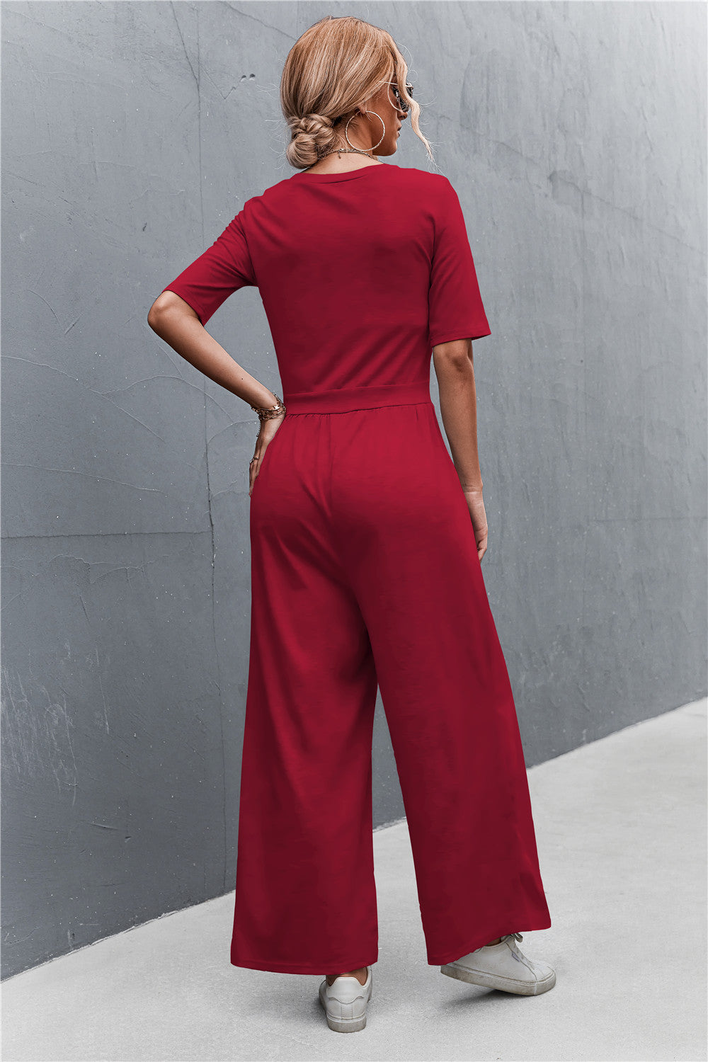 Jumpsuit mit U-Ausschnitt, halblangen Ärmeln und weitem Bein
