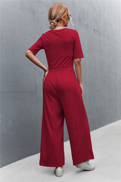 Jumpsuit mit U-Ausschnitt, halblangen Ärmeln und weitem Bein