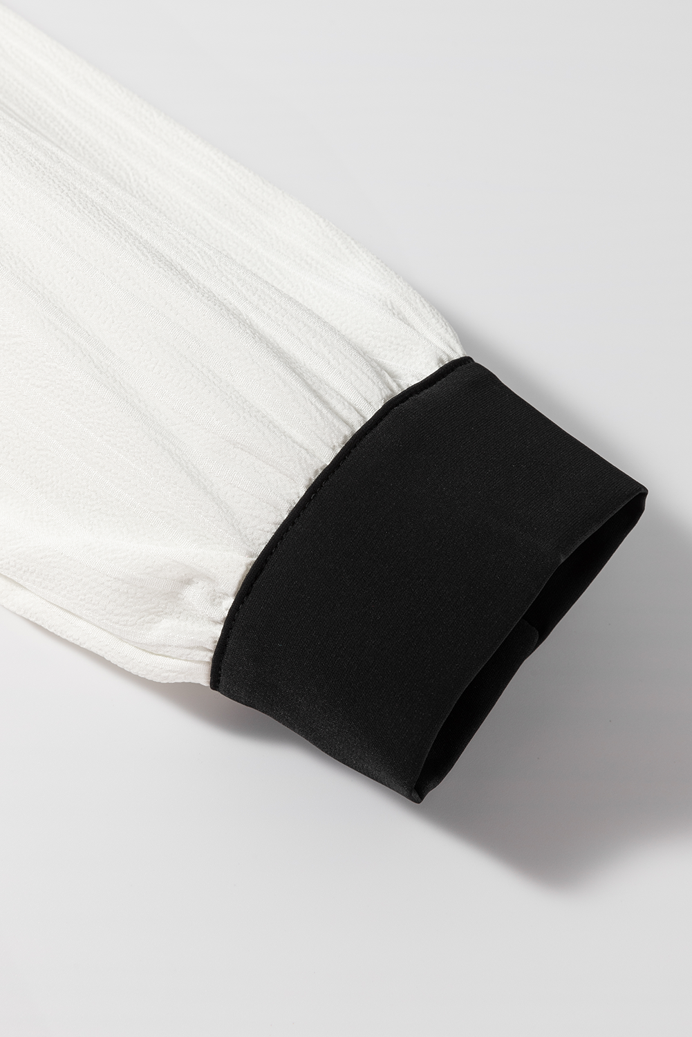 Bluse mit kontrastierenden Einkerbungen und langen Ärmeln