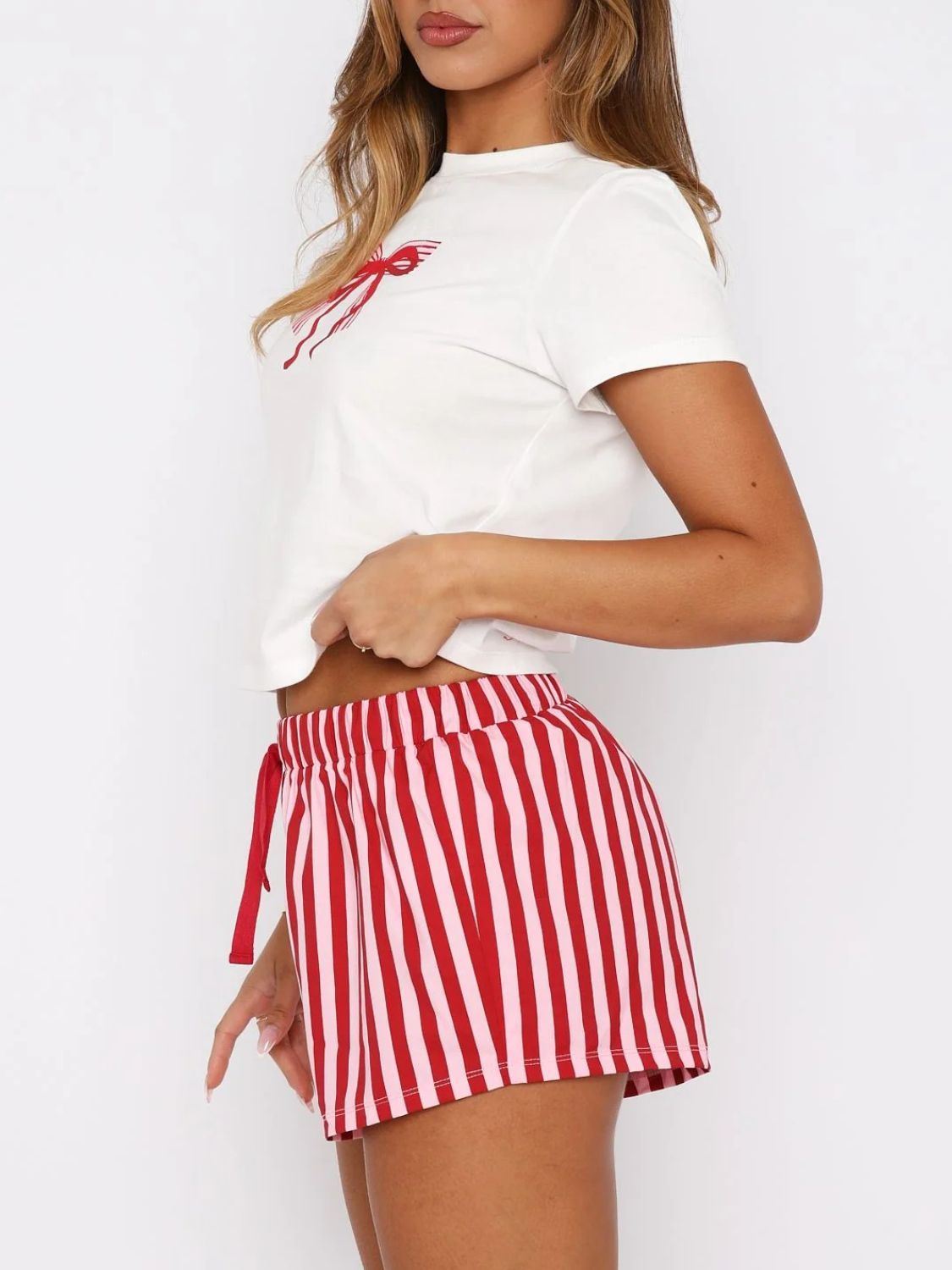 Set aus bedrucktem Kurzarm-Oberteil mit Rundhalsausschnitt und Shorts mit Kordelzug