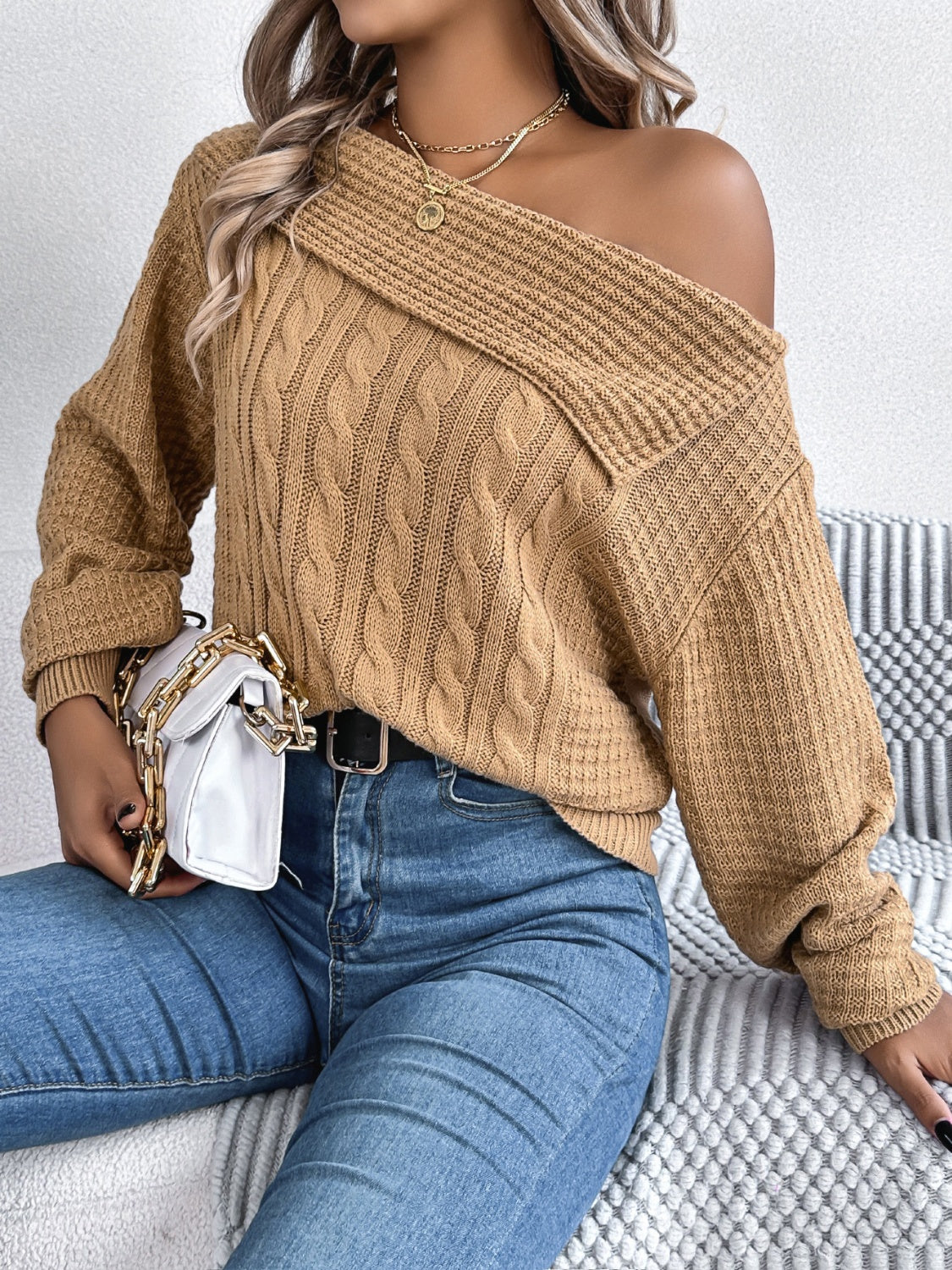 Zopfmusterpullover mit One-Shoulder-Träger und langen Ärmeln