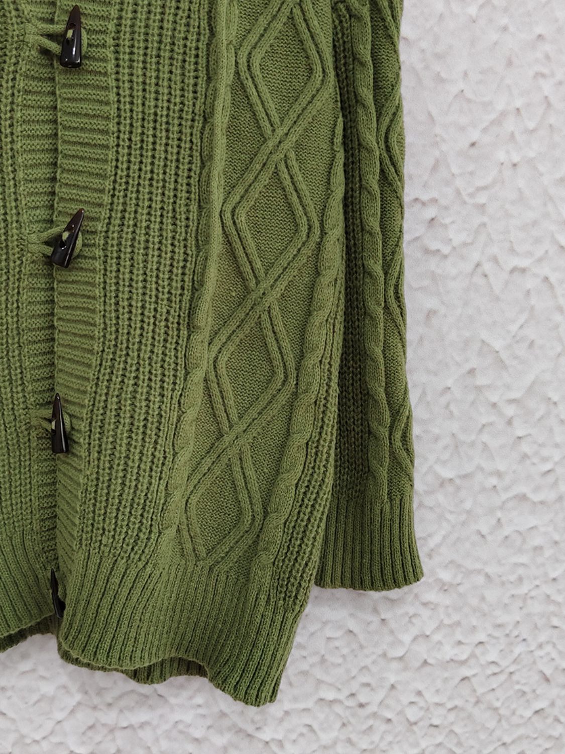 Langärmlige Strickjacke mit Kapuze und Zopfmuster