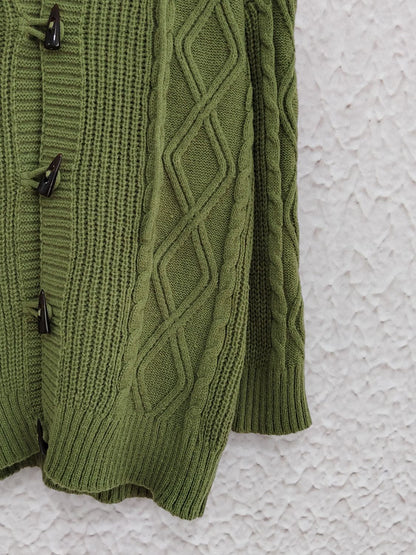 Langärmlige Strickjacke mit Kapuze und Zopfmuster