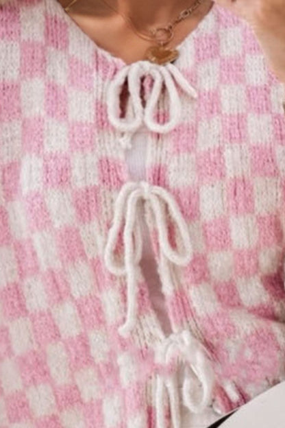 Double Take – Karierte Strickjacke mit tief angesetzten Schultern und Volantärmeln