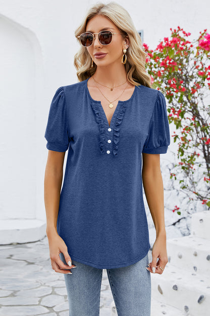Blusa de manga corta con muescas y volantes