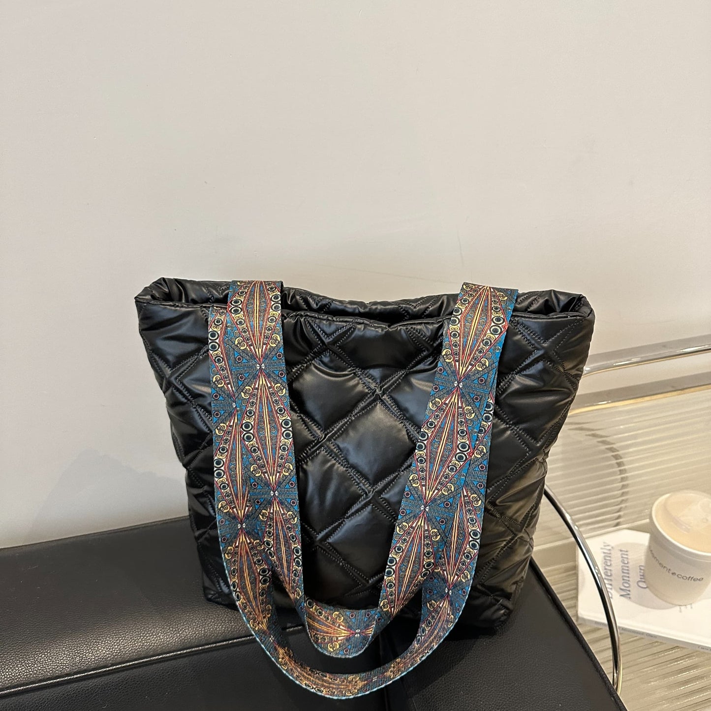 Gesteppte Handtasche aus PU-Leder mit bedrucktem Riemen