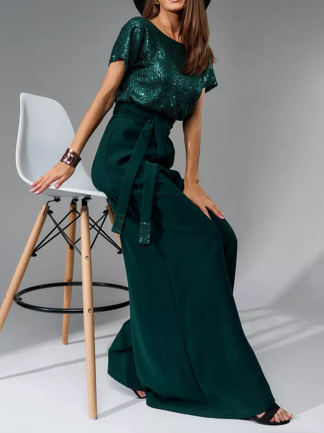 Jumpsuit mit Pailletten, Rundhalsausschnitt, kurzen Ärmeln und weitem Bein in voller Größe