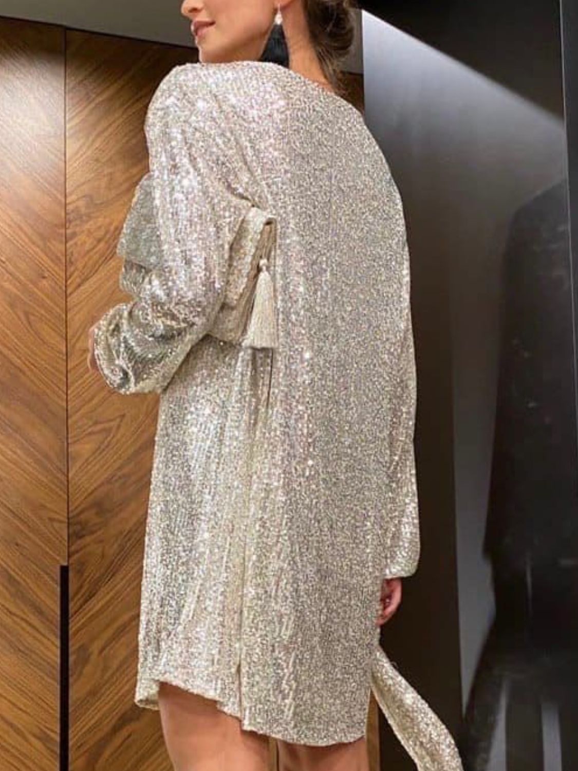 Langärmliges Minikleid mit Pailletten und Bindegürtel