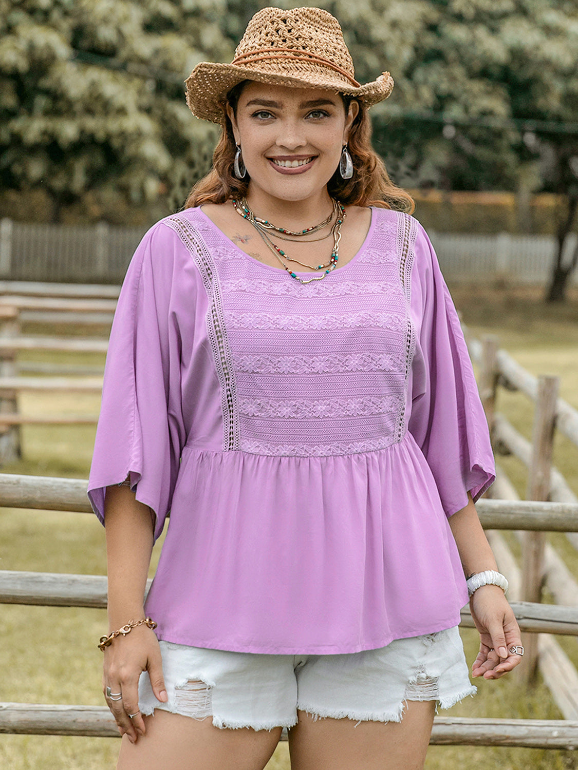 Bluse mit Rundhalsausschnitt, Dreiviertelärmeln und Spitzendetail in Übergröße