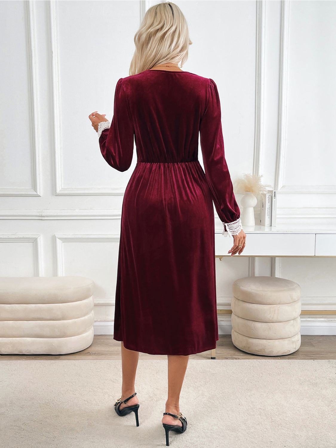 Perfee – Langärmliges Midikleid mit V-Ausschnitt und Spitzendetail
