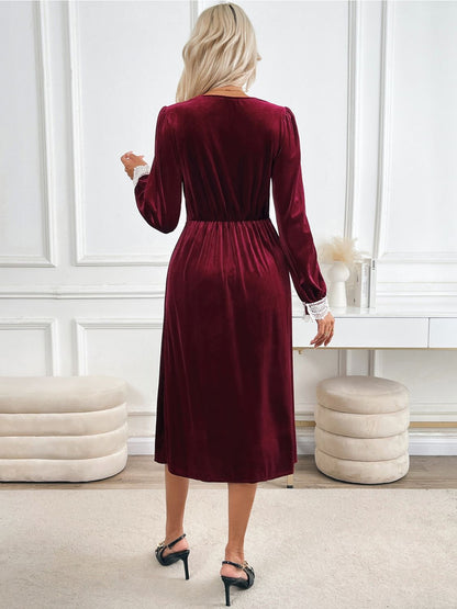 Perfee – Langärmliges Midikleid mit V-Ausschnitt und Spitzendetail