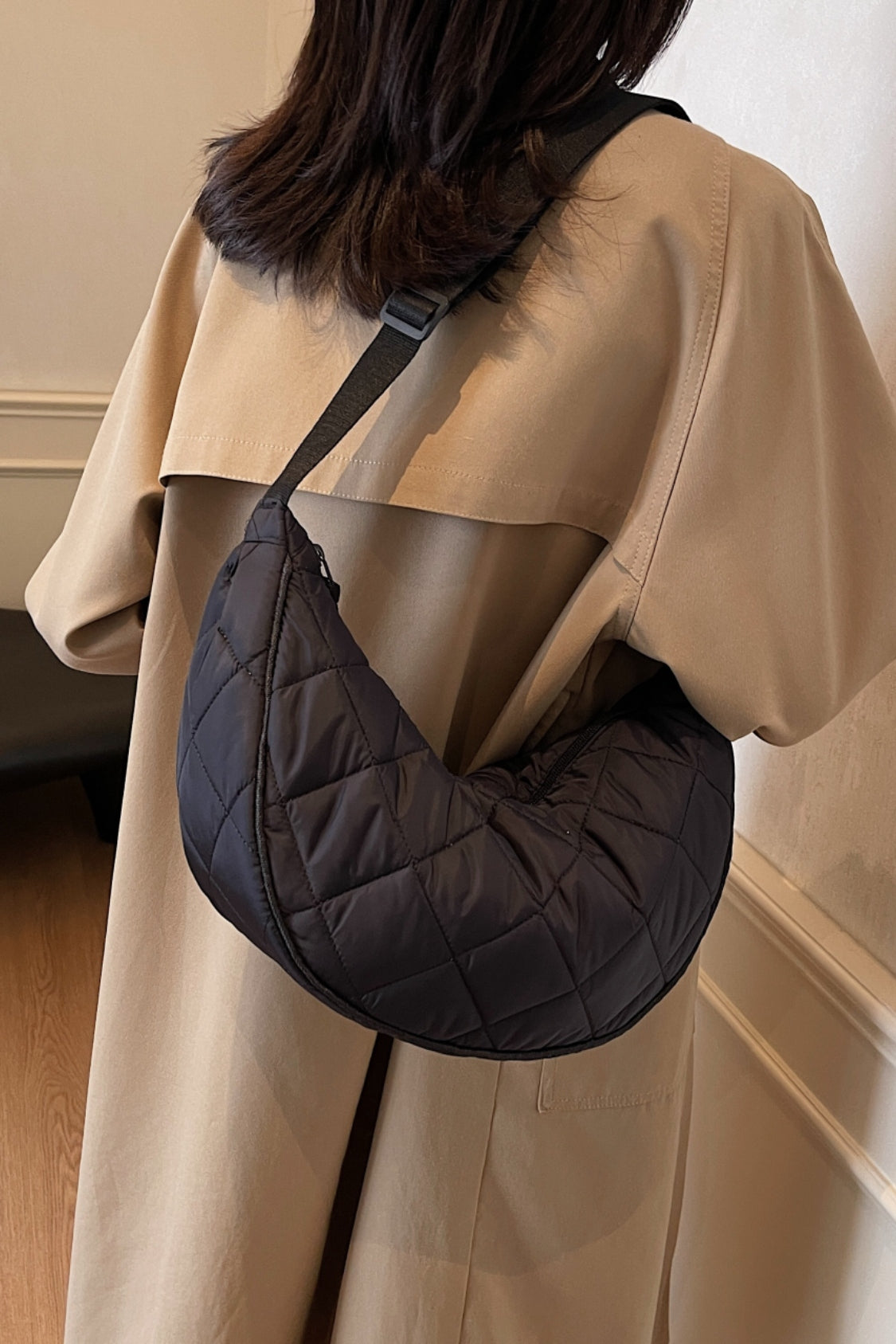 Umhängetasche mit Karomuster, gestepptem und verstellbarem Riemen