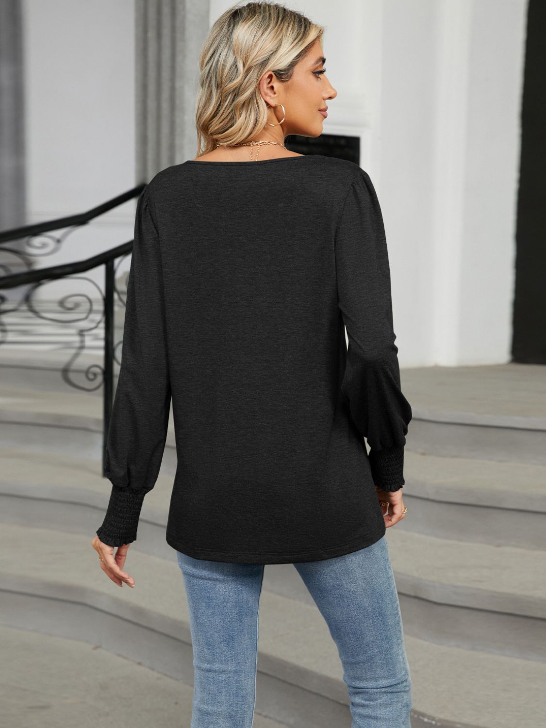 T-Shirt mit V-Ausschnitt und Laternenärmeln