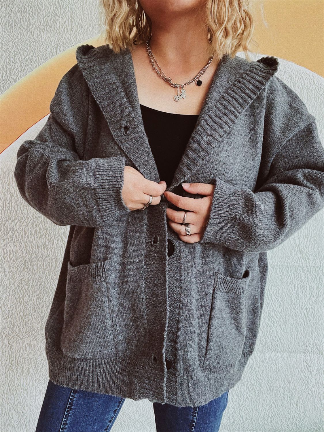 Strickjacke mit Kapuze und überschnittenen Schultern