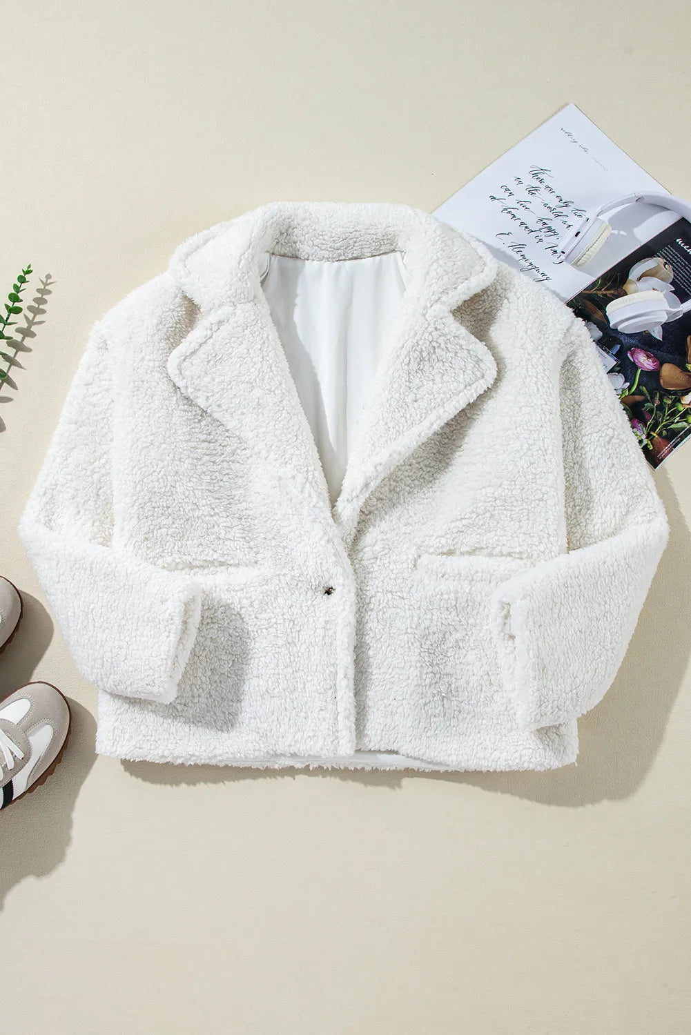 Flauschige Jacke mit einem Knopf und langen Ärmeln