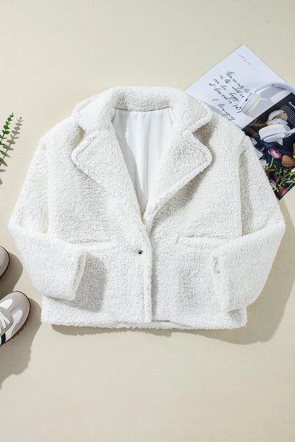 Flauschige Jacke mit einem Knopf und langen Ärmeln