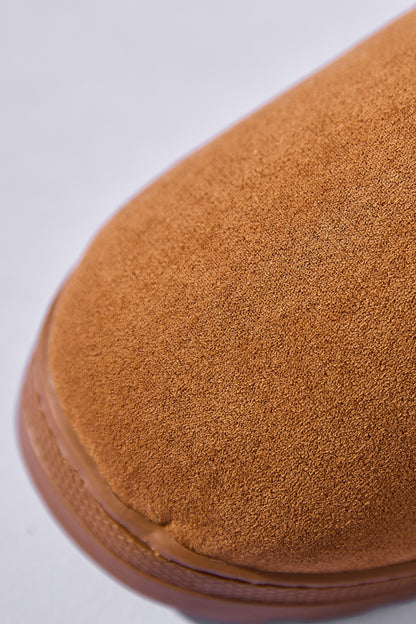 Wildleder-Hausschuhe mit runder Zehenpartie und Buchstabe M