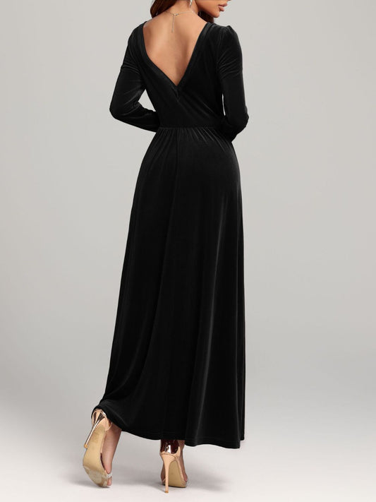 Samtkleid mit eckigem Ausschnitt und langen Ärmeln