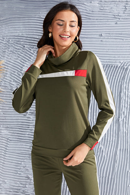 Set aus langärmligem Oberteil mit Rollkragen und Hose mit Seitenstreifen