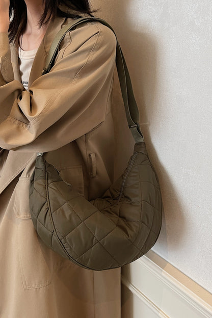 Umhängetasche mit Karomuster, gestepptem und verstellbarem Riemen