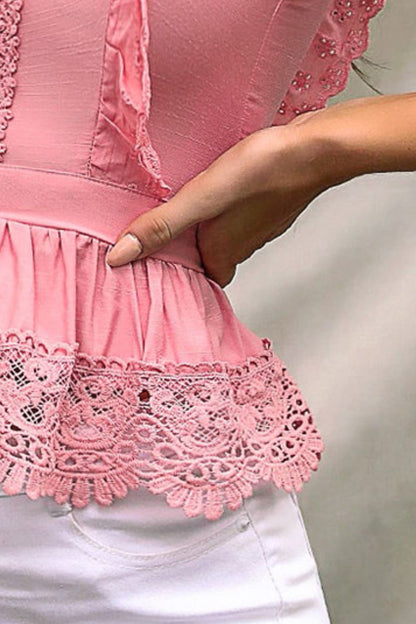 Ärmelloses Camisole mit Stehkragen, Spitzenbesatz und Rüschensaum