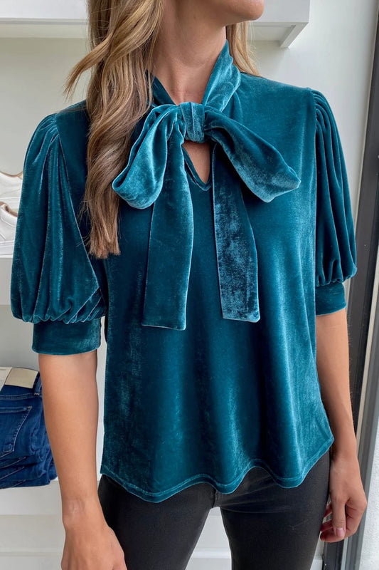 Bluse mit halblangen Ärmeln und Bindeband am Kragen