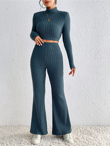 Set aus geripptem, kurzem Pullover mit Rollkragen und Hose mit hoher Taille