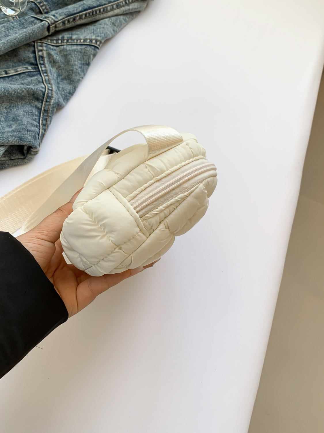 Umhängetasche mit verstellbarem Riemen und Blasenstruktur