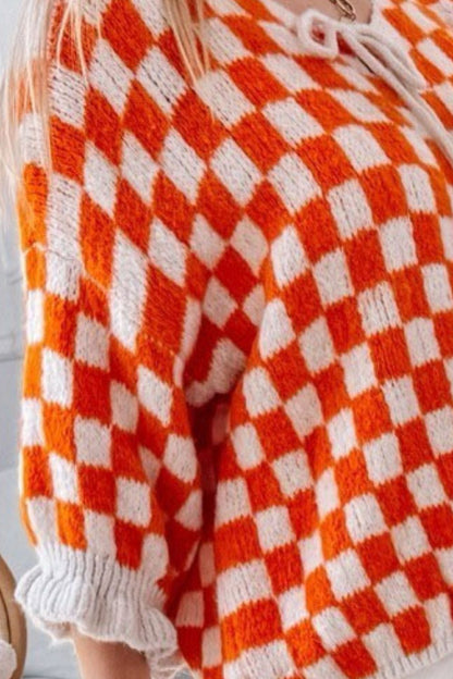 Double Take – Karierte Strickjacke mit tief angesetzten Schultern und Volantärmeln