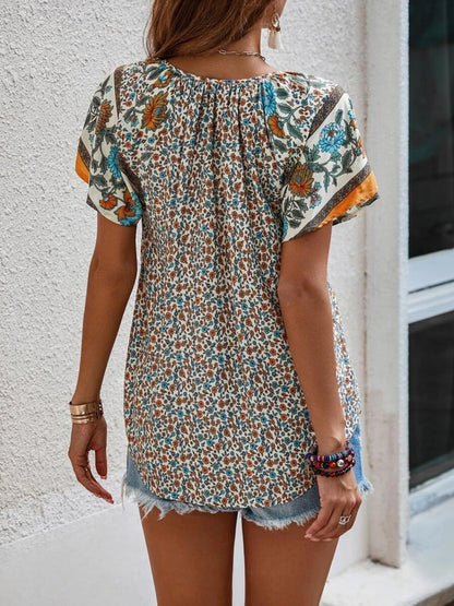 Bedruckte, kurzärmlige Bluse mit Bindeband am Kragen