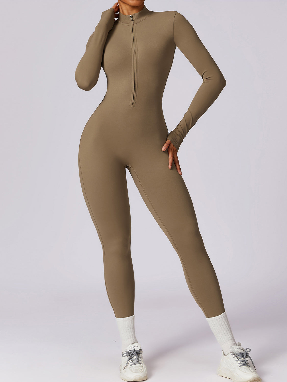 Jumpsuit mit Stehkragen und langen Ärmeln und Reißverschluss