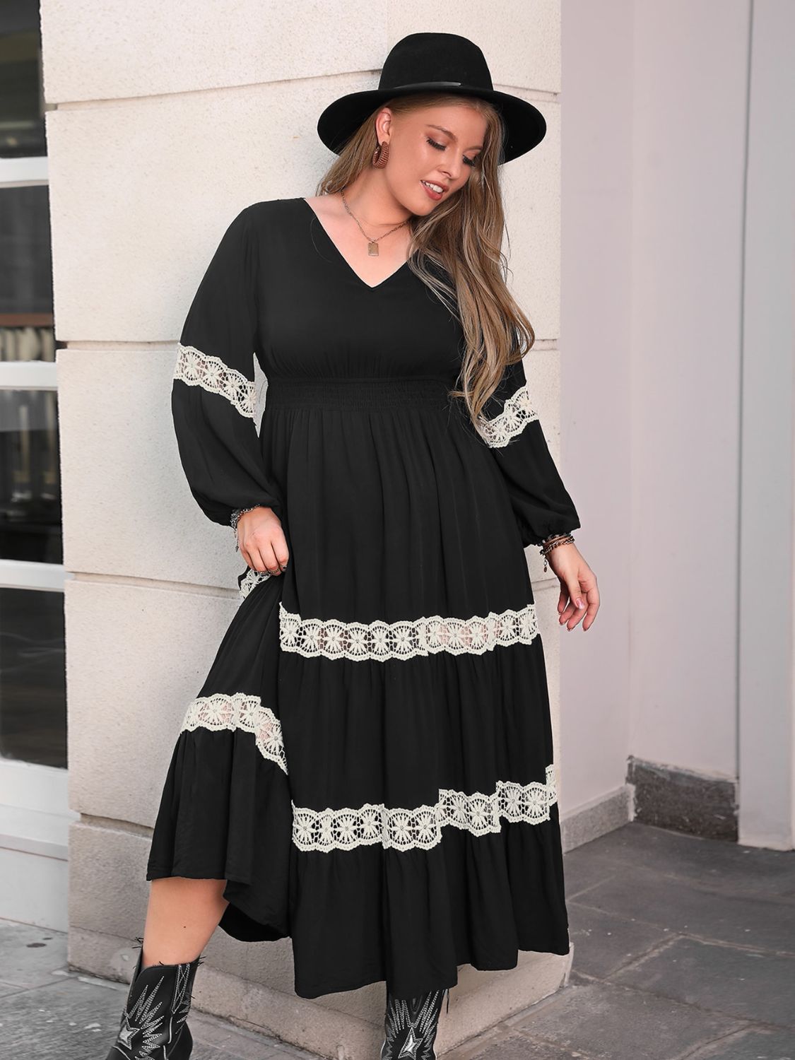 Plus Size Midikleid mit Spitzendetail und V-Ausschnitt und langen Ärmeln