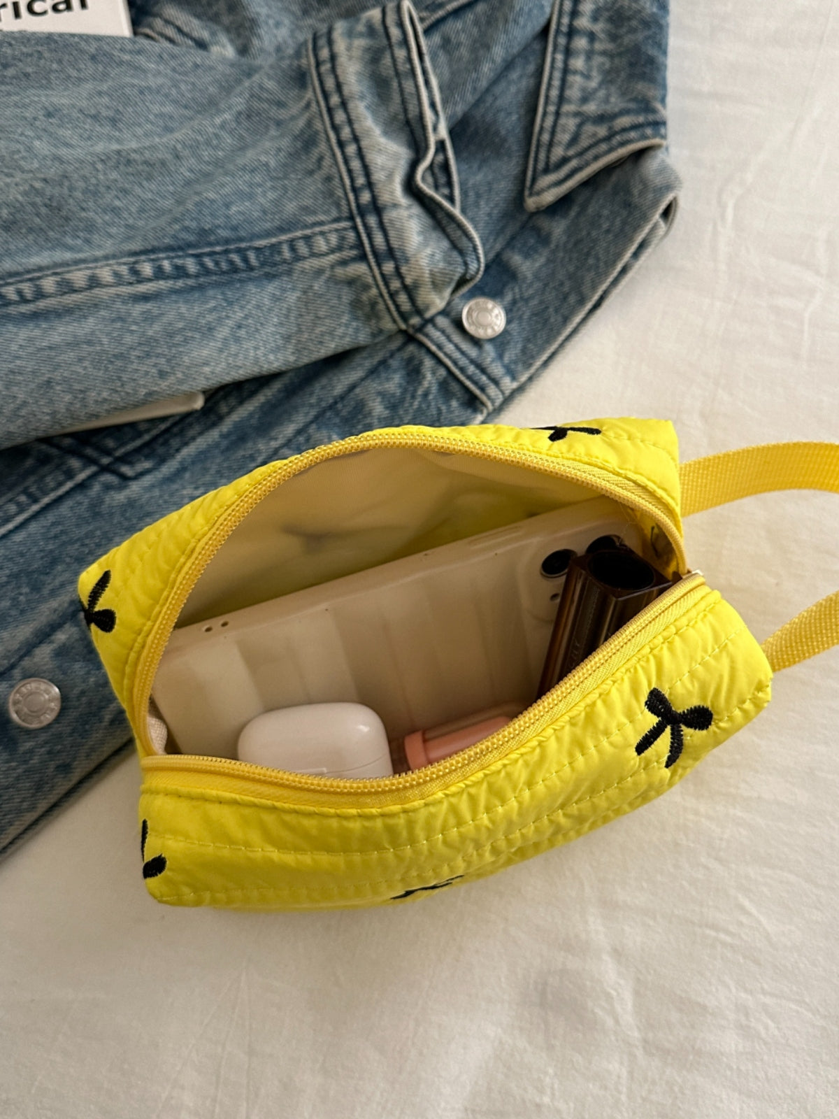 Armband mit kontrastierender Textur und Schleife